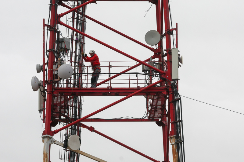    Износ инфраструктуры тоже сказывается. Мобильные сети России были активно построены в 2010-х, и сейчас многим базовым станциям требуется обновление. Однако из-за нехватки запчастей операторам приходится буквально снимать детали с одних вышек, чтобы поддерживать работу других. В первую очередь "донором" становятся менее загруженные станции в небольших городах и сёлах. Такая оптимизация поддерживает связь в мегаполисах, но приводит к ухудшению качества на периферии. Показательный пример: Норильск до осени 2017 года вообще не имел доступа к скоростному мобильному интернету. Сейчас, по словам экспертов, подобная участь может ждать и другие небольшие населённые пункты, если операторы будут вывозить оборудование в пользу больших городов.