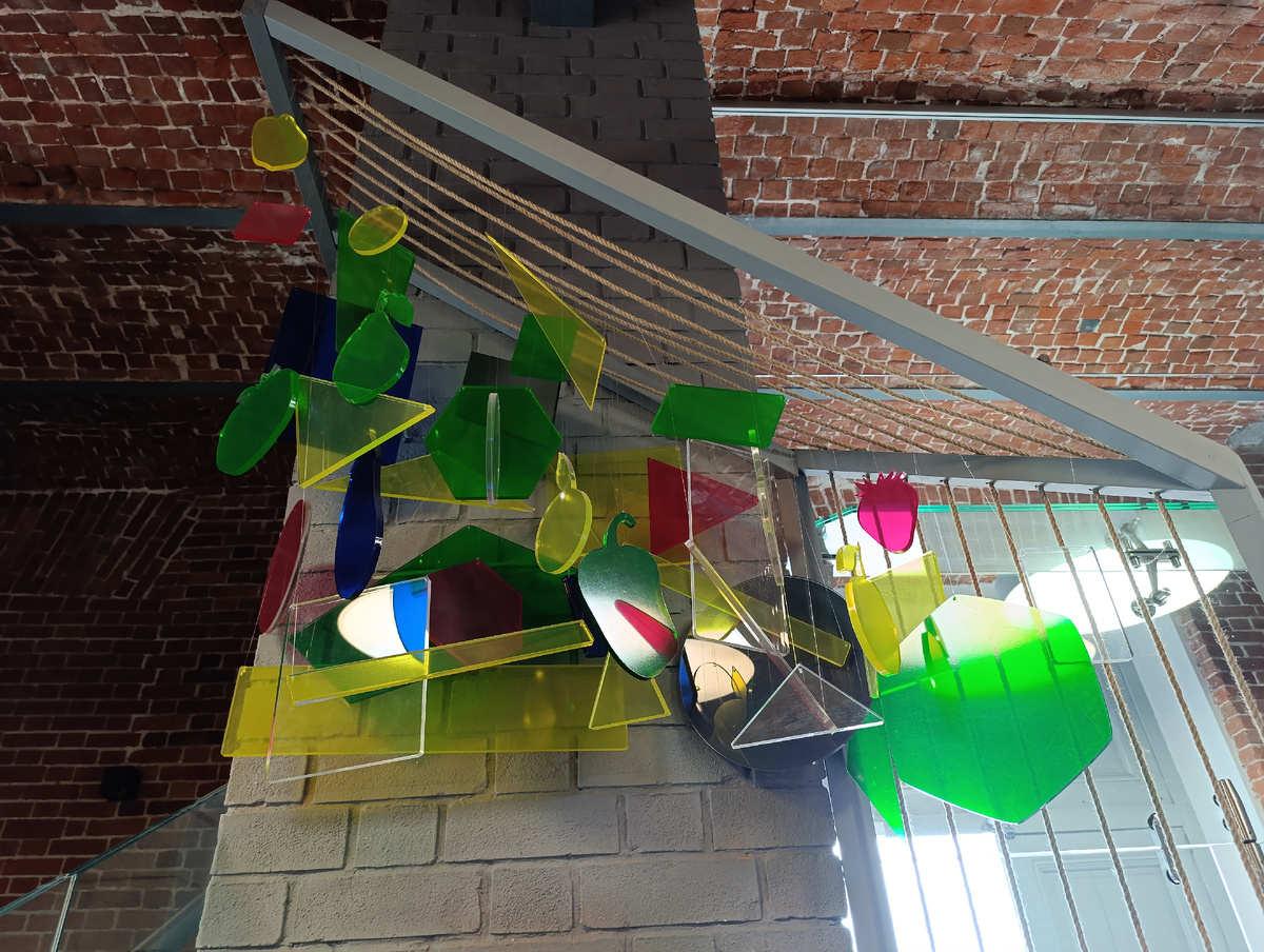 Сразу на входе нас ждет разноцветное нечто, как бы намекая, что рассчитывать здесь только на классическое искусство не стоит.