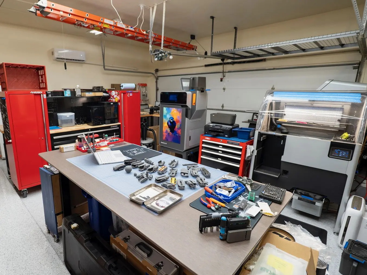 "После" — полностью переоборудованная 3D-печатная мастерская с эпоксидными полами.