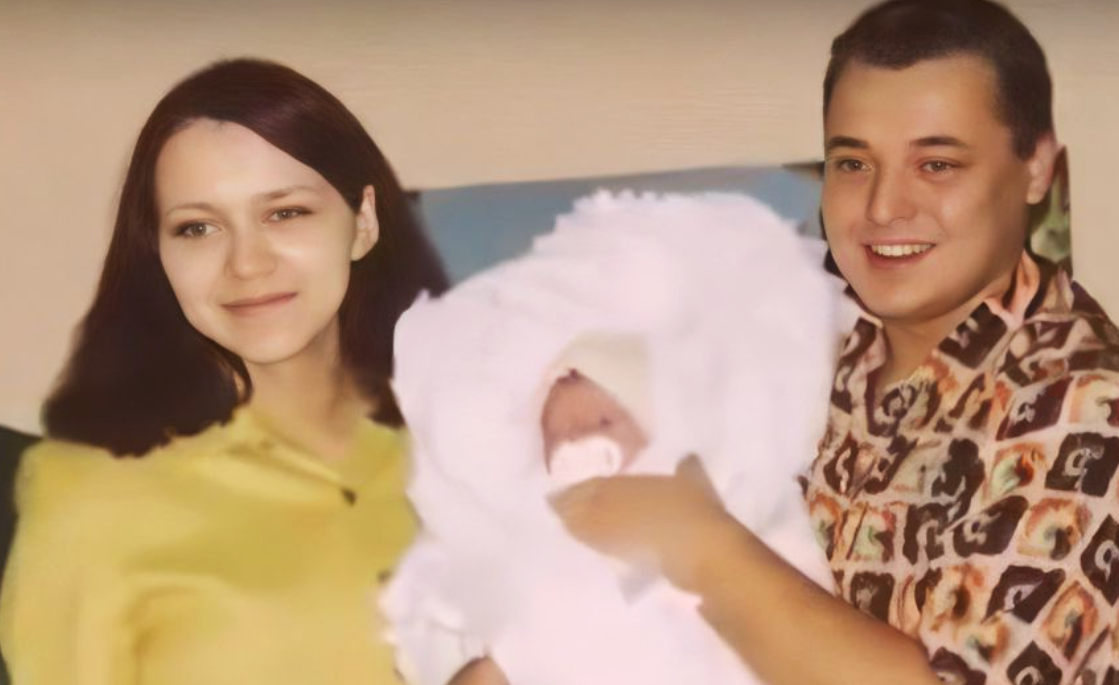 на фото Сергей Жуков и Елена Добындо с дочерью 