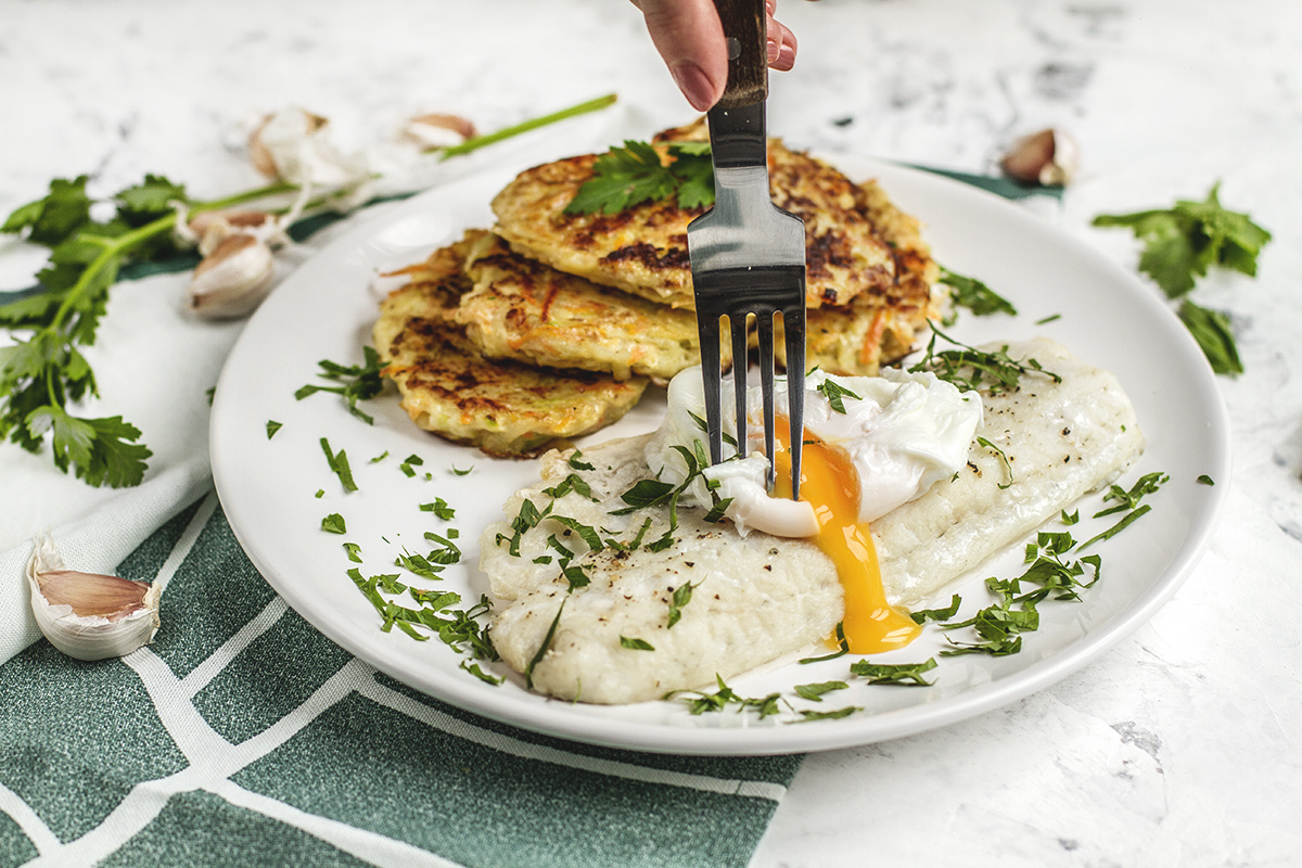 Филе трески с овощными рёшти и яйцом пашот