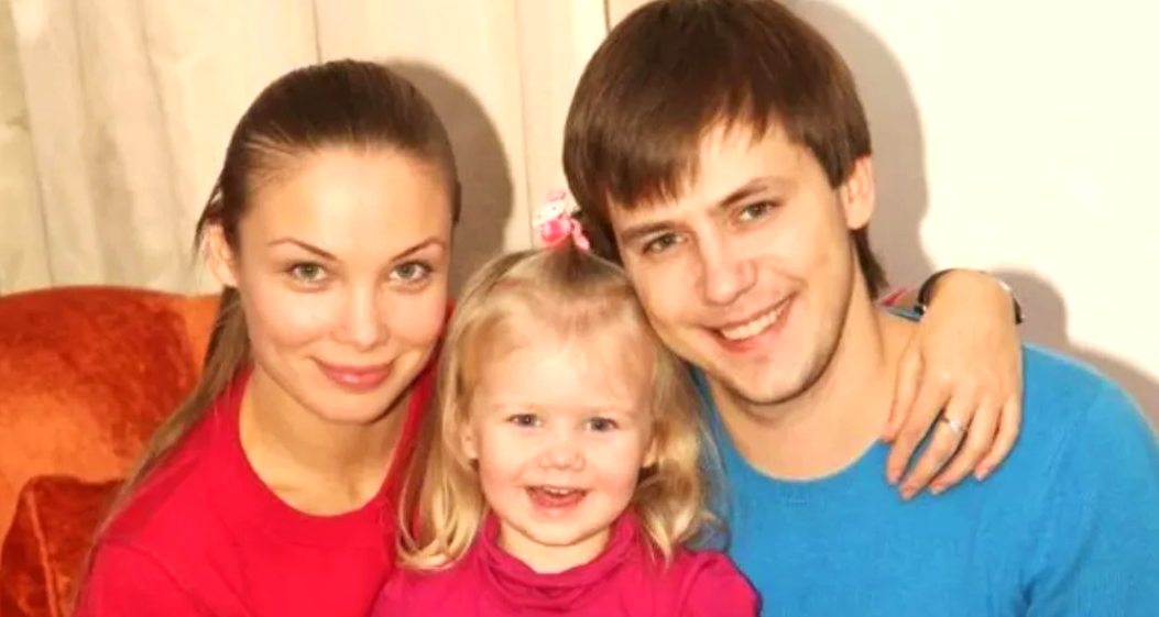 на фото Татьяна Арнтгольц и Иван Жидков с дочерью 