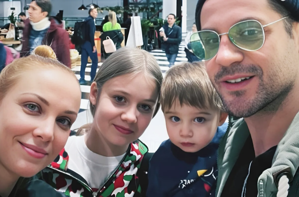 на фото Татьяна Арнтгольц с детьми и избранником Марком Богатыревым 