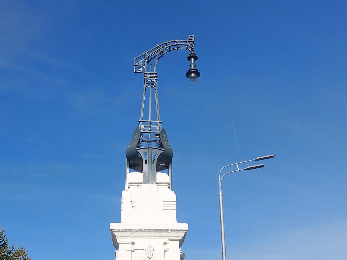По обеим сторонам Лениградского проспекта установлены вот такие интересные фонари 