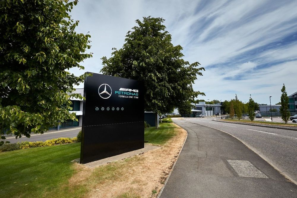База команды Формулы-1 Mercedes-AMG Petronas во время летних каникул Формулы-1