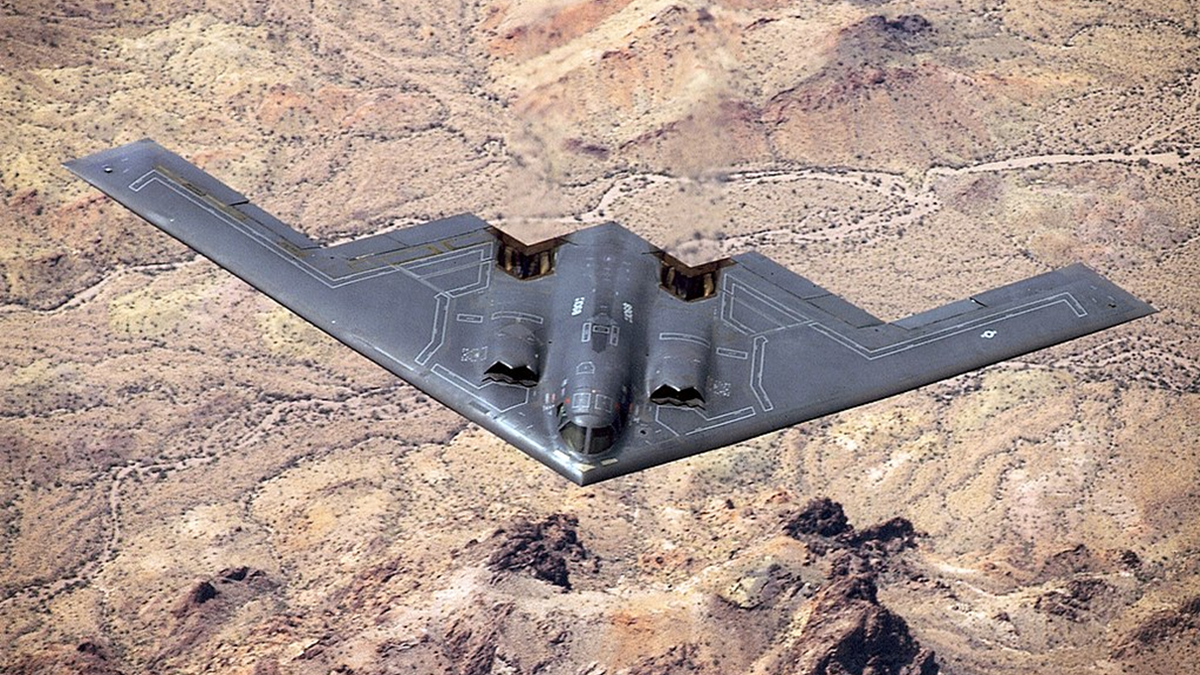 На фотографии: первый зафиксированный полет B-2 Spirit, 1989 год.