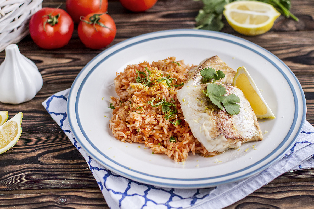 Треска по рецепту Джека Воробья с овощным рисом и аджикой