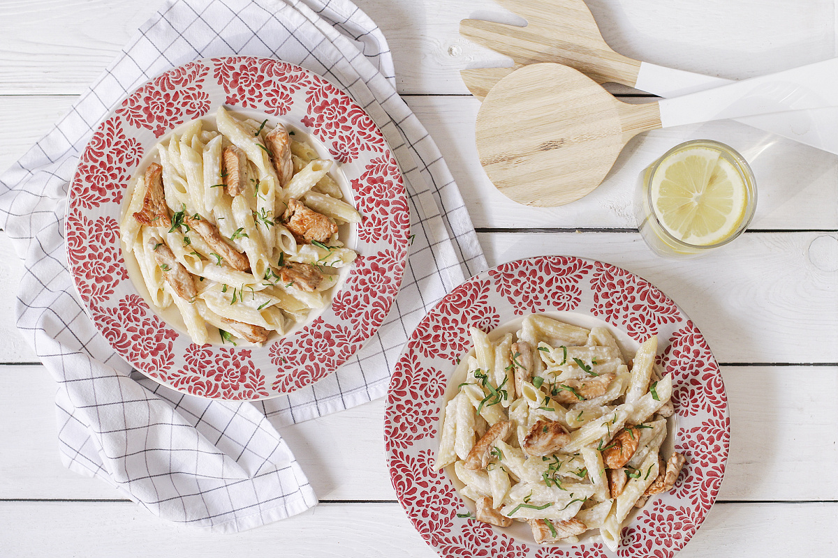 Паста пенне с индейкой и сырным соусом