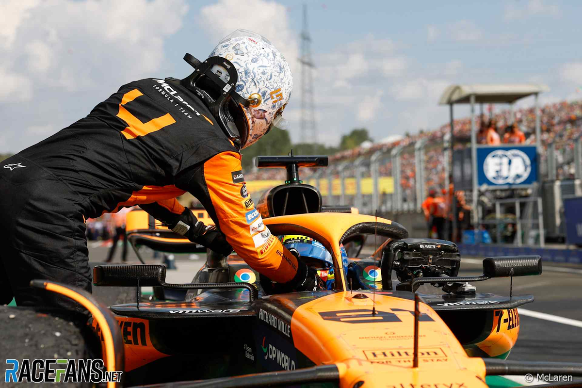 Сотрудник пит-стопа McLaren общается с гонщиком во время Гран-при Венгрии 2025 года, отмечая стратегический пит-стоп, который помог Ландо Норрису одержать победу.