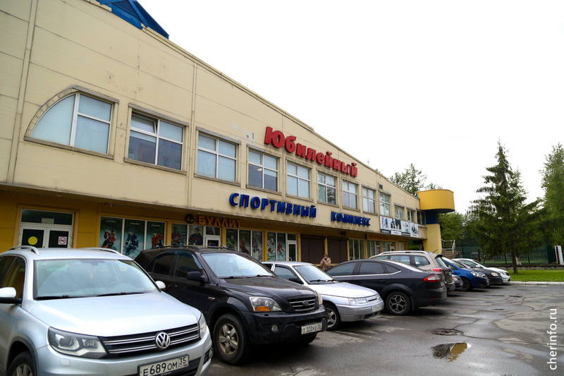    В спорткомплексе на Ленина, 125 обновили освещение и систему безопасности, установили кондиционеры. Работы завершились в начале августа.