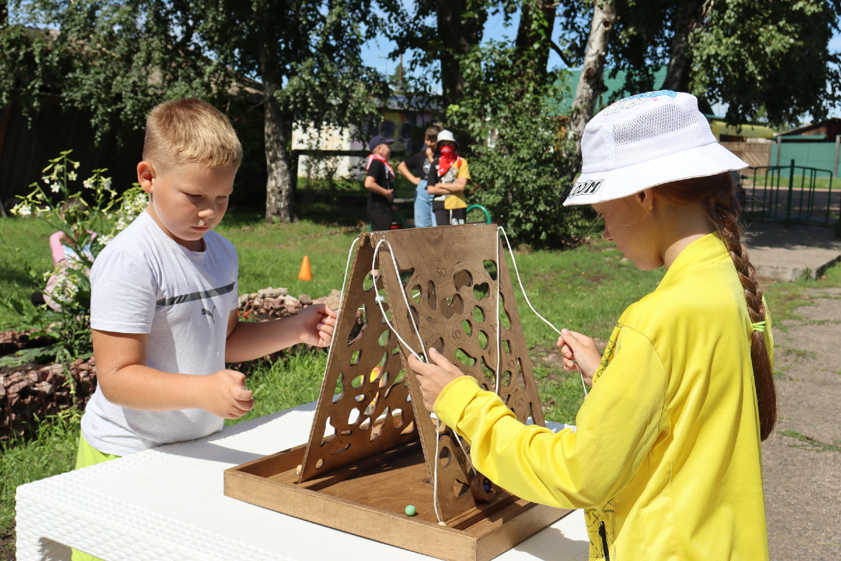 1.	Максим Прудников (слева) играет в Рошфор Лайт. Игра несложная, но требует аккуратности и терпения.
