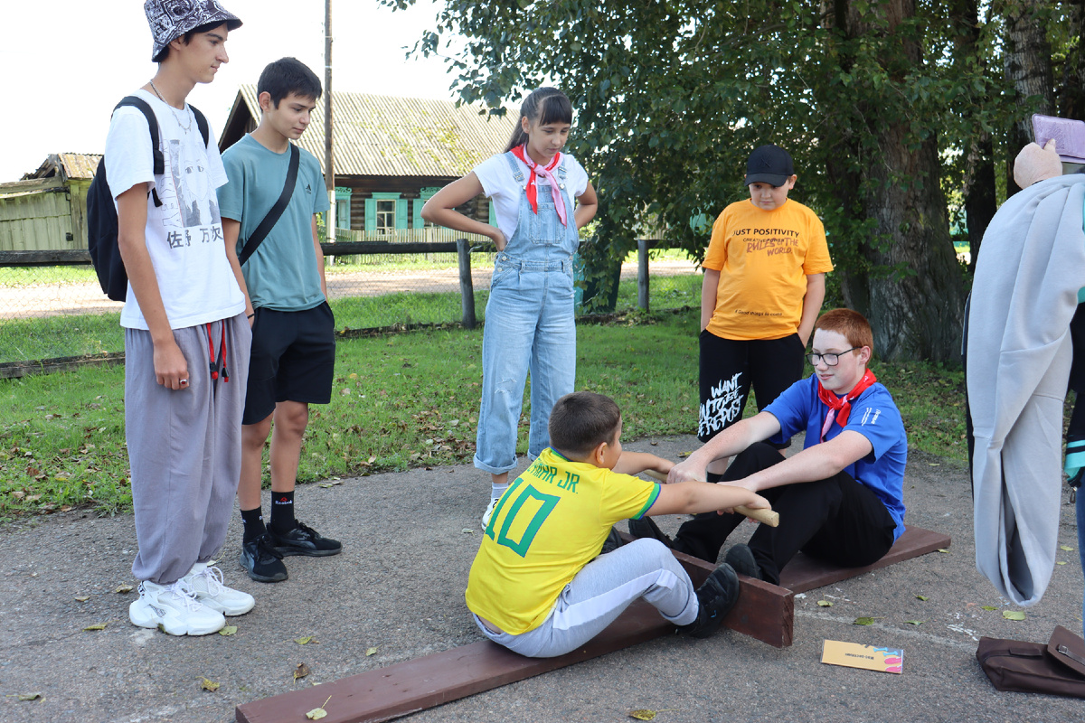 2.	Активист Ангелина Тарасенко (слева) и Матвей Жаринов (справа) смотрят за игрой.  Дмитрий Подоляк показывают, как играть в мас-рестлинг. 