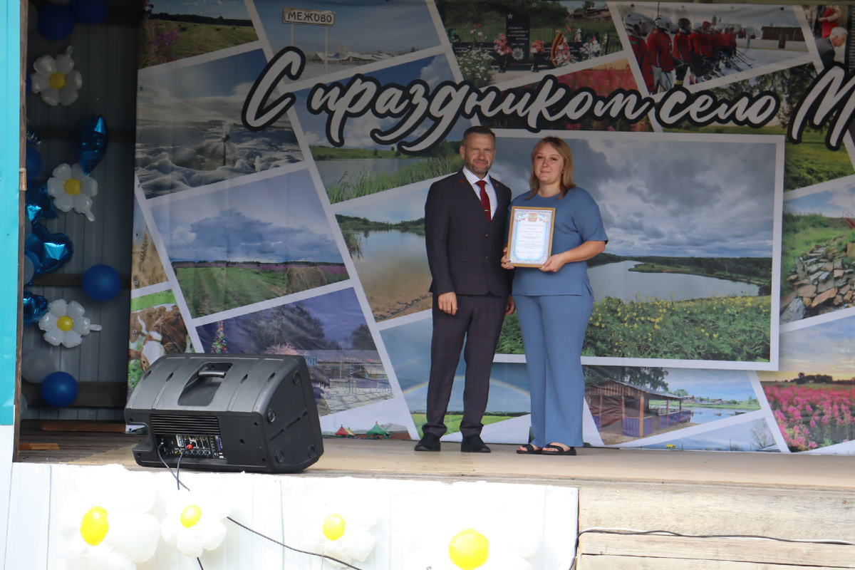 1.	Глава района Дмитрий Типикин (слева) вручил Марине Лагодзинской (справа) Благодарственное письмо «За активную работу и вклад в социально-значимые проекты».