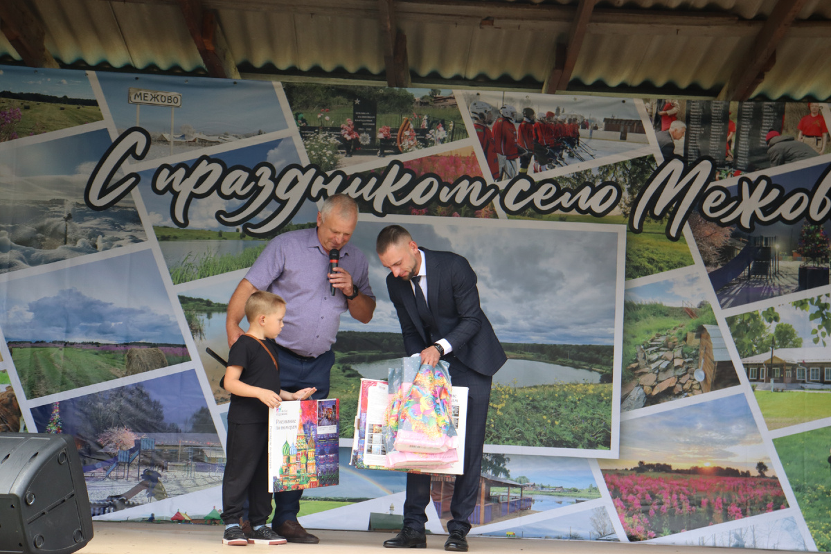 4.	Директор школы Сергей Даценко (в центре). Андрей Хадаров поздравляет будущего первоклассника Ермолая Евдокименко.