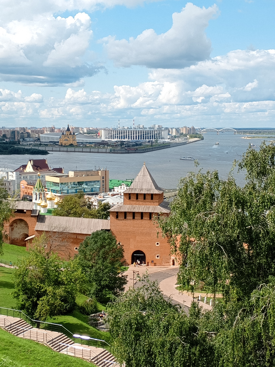 Вид на стрелку со смотровой площадки Нижегородского кремля. Слева Ока, а справа Волга, если конечно я ничего не путаю.