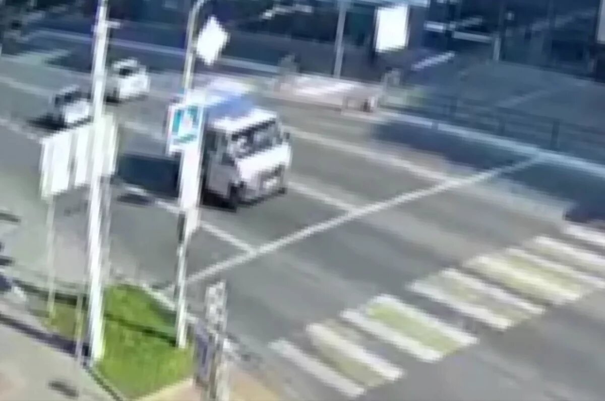    Гладков показал кадры удара дрона ВСУ по машине в Белгороде