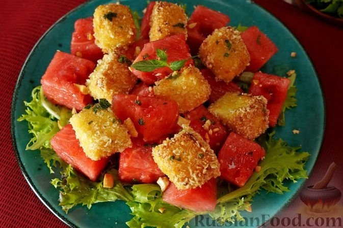 Контрасты на тарелке: солёная брынза, сладкий арбуз и капля мёда