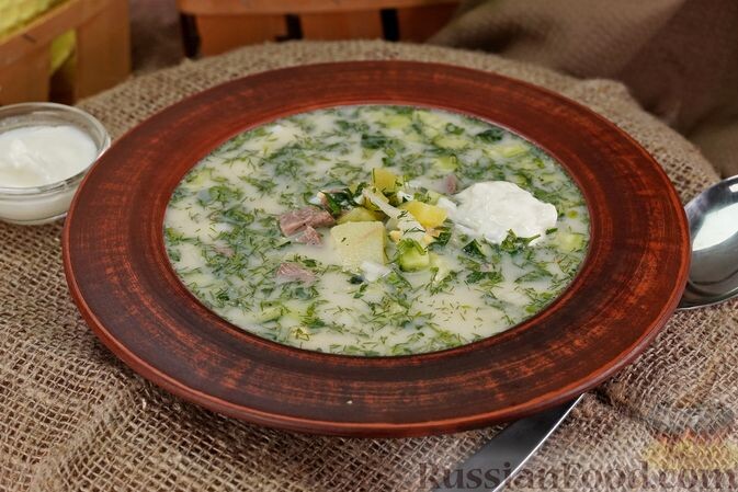 говядина, картофель, яйца, огурцы, зелень укропа, лук репчатый, сметана, тан, соль, перец чёрный молотый