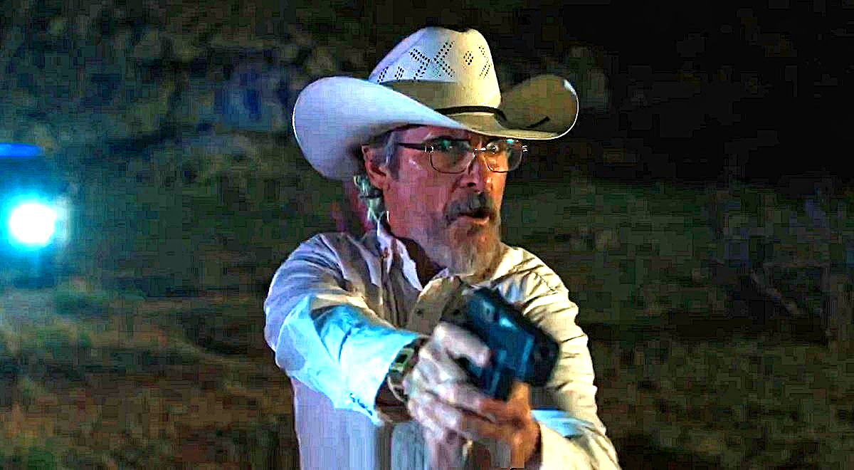 Сегодня многоликий Хоакин Феникс маскируется под Дона Джонсона. И успешно. Со многих ракурсов их даже не отличишь.