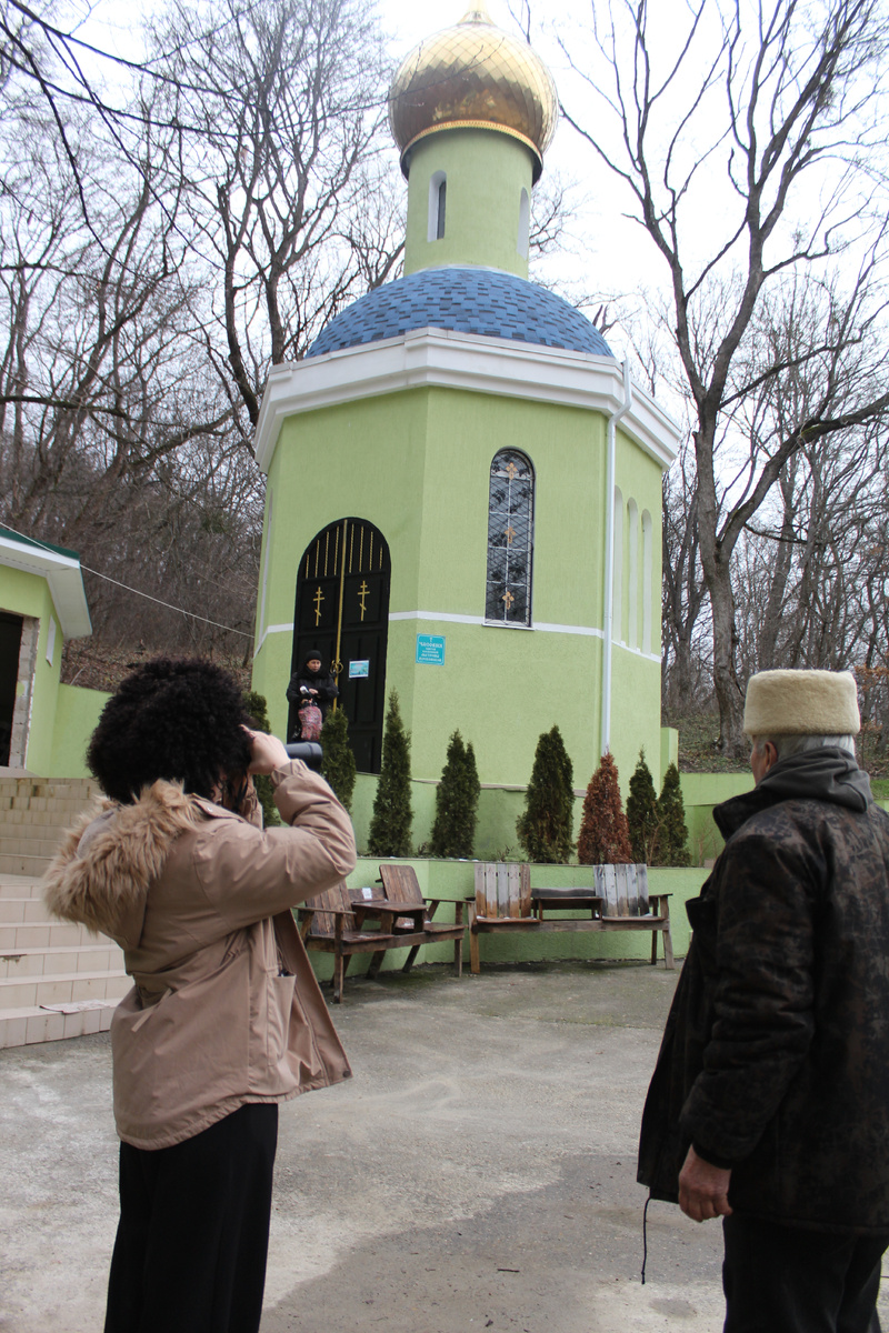 Часовню, освящённую во имя блаженной Матроны Московской, построили у Щёлокова родника в 2014 году. Мы с коллегами и краеведом Александром Крутоголовенко приезжали сюда в преддверии Крещения Господня