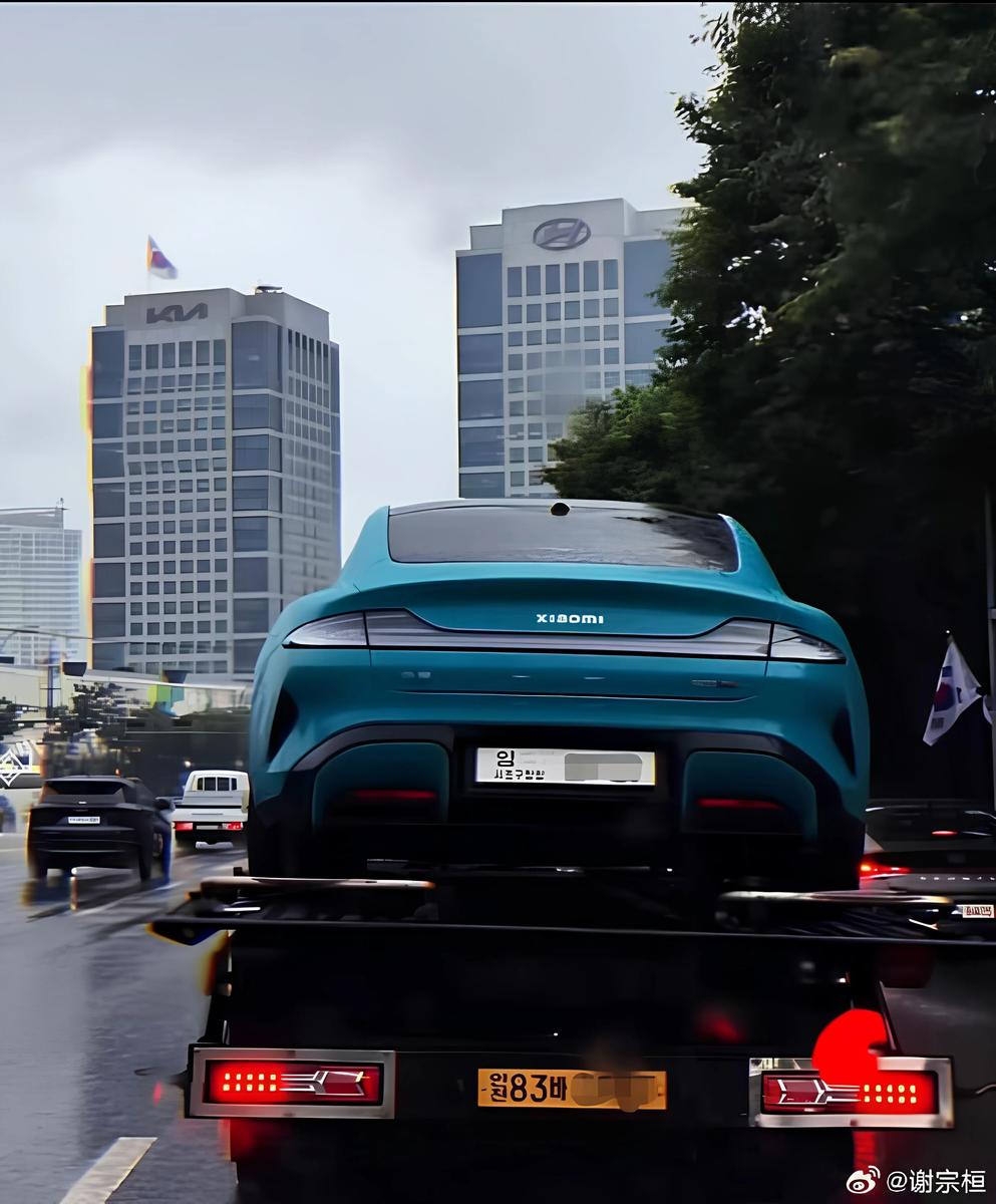 Автовоз везёт автомобиль Xiaomi SU7 предположительно в штаб-квартиру Hyundai