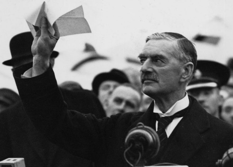 После Мюнхенского сговора 1938 года британский премьер Чемберлен уверял: «Я привёз вам мир!»