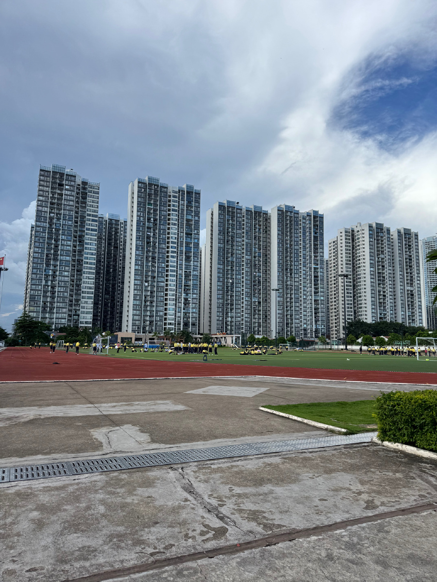 Стадион одной из школ. Такой огромный, после Турции это кажется нереальным. Здесь поменьше, конечно