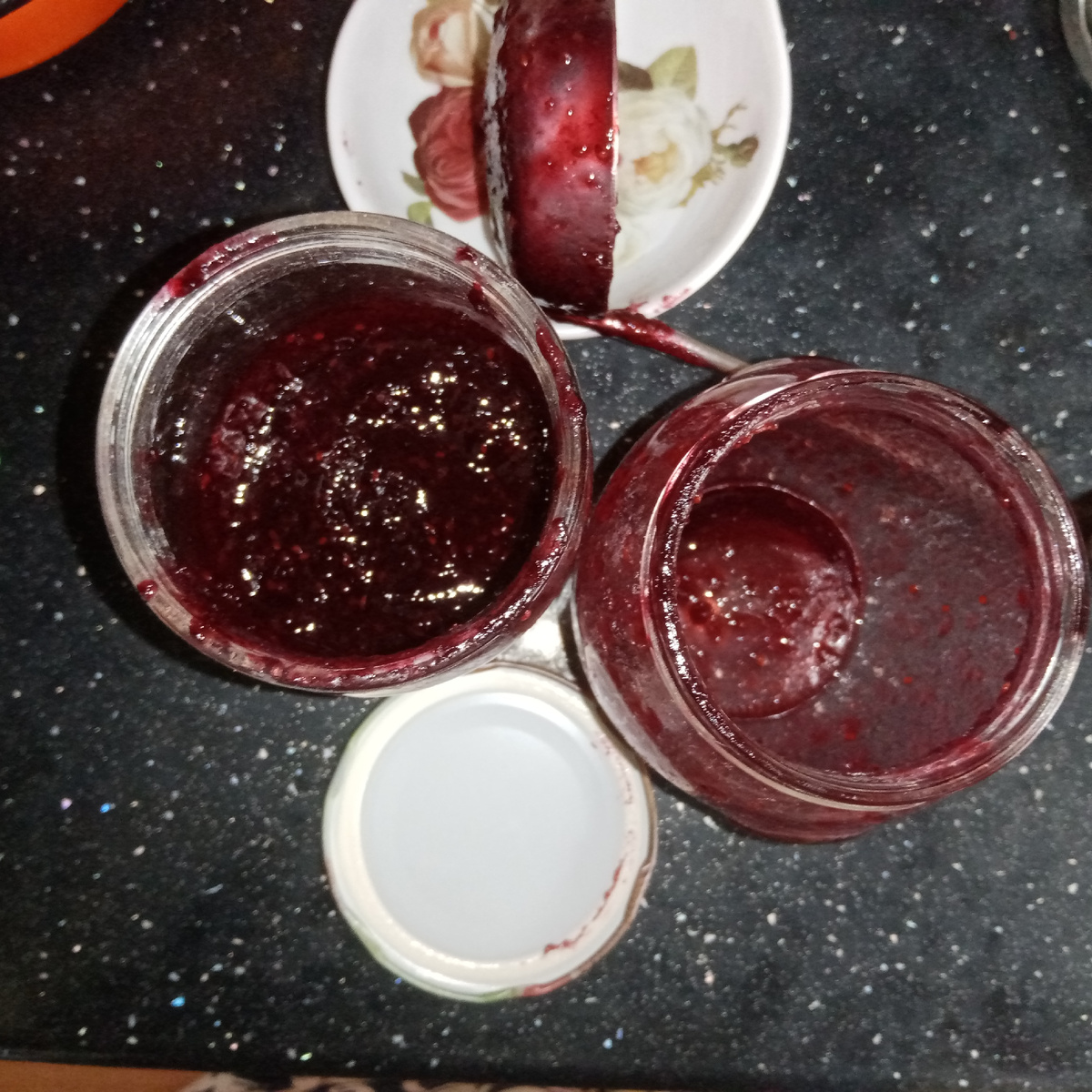 Банка стандартная, крышка стандартная, банка поменьше. Где какая!? Угадай! 