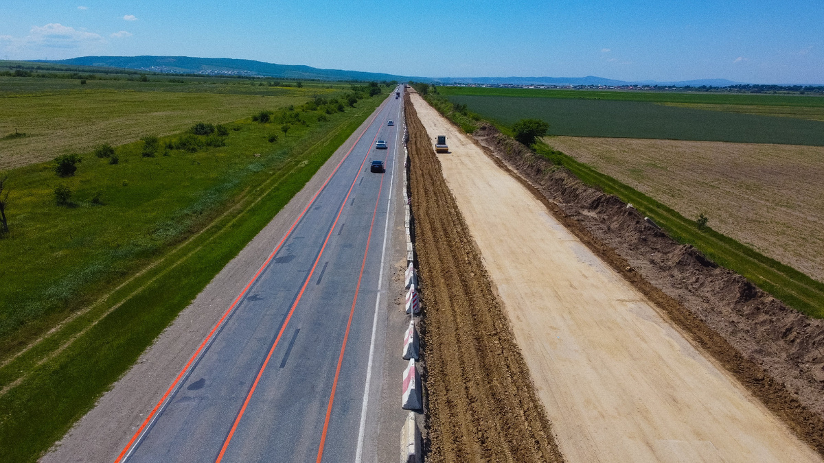 © Росавтодор / rosavtodor.gov.ru / CC BY 4.0 (Строительство дороги в обход Хасавюрта, первые 9 км которой ввели в мае 2025 г. По факту речь идет о расширении Р-217 "Кавказ" на участке от границы с ЧР до сельсовета Новомехельтинский, откуда дорога и уходит в юго-восточном направлении. В полной мере проект завершат в 2028 г.)