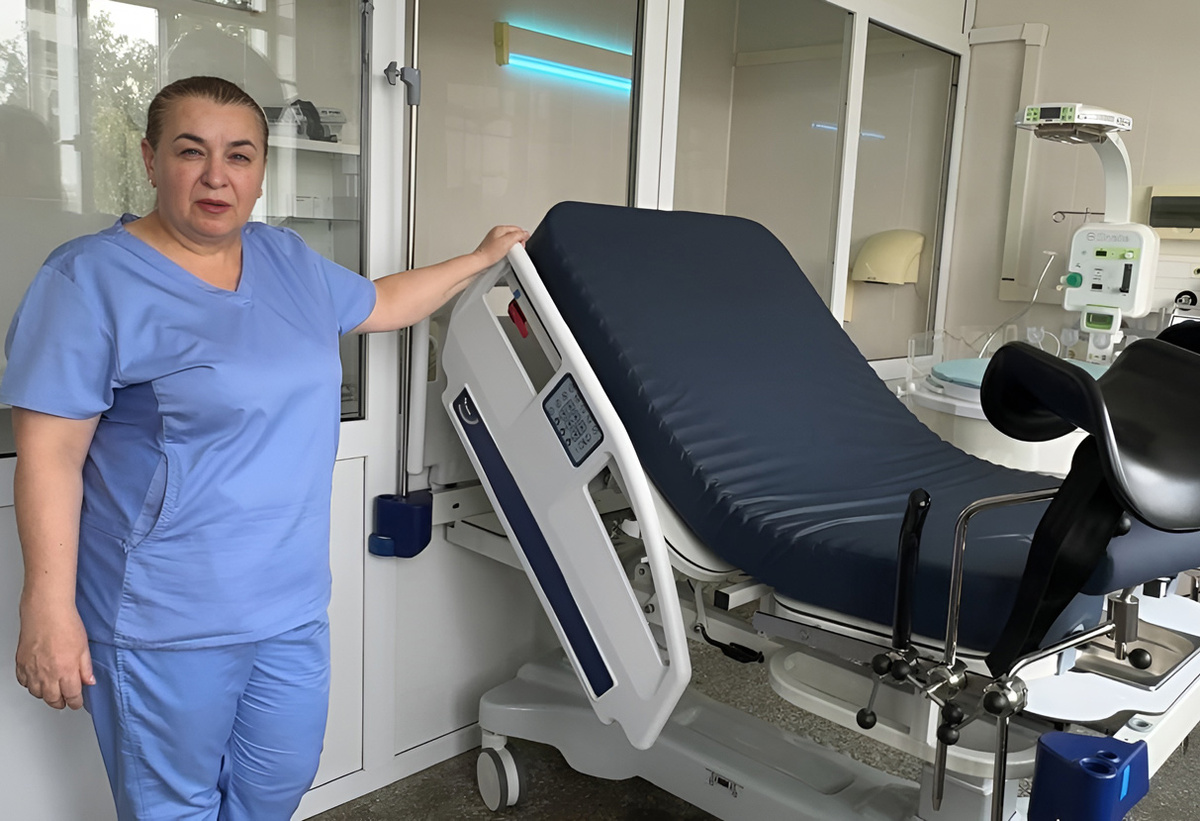 Заведующая родильным отделением Мери Косова демонстрирует новое оборудование. Фото автора.