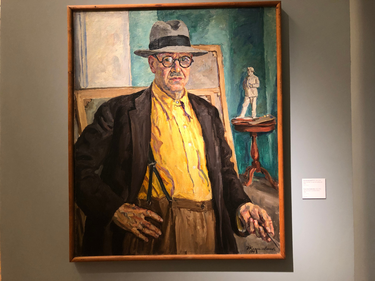 П. П. Кончаловский. Автопортрет в жёлтой рубашке. 1943, фото сделано в Новой Третьяковке