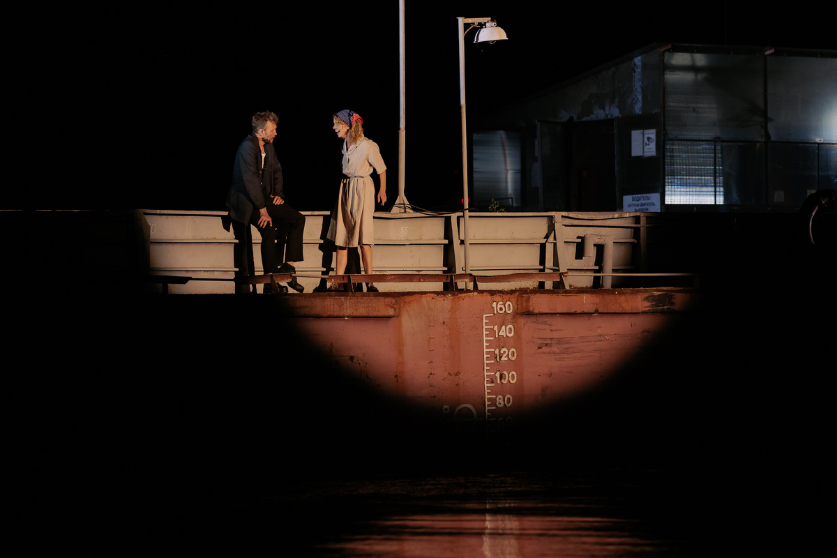 Спектакль «Бесприданница» на барже. Режиссёр Надя Кубайлат