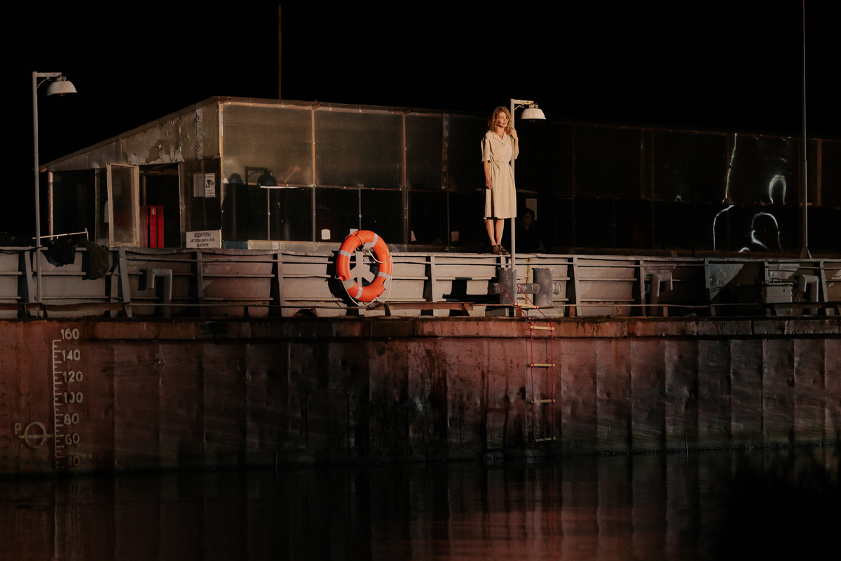 Спектакль «Бесприданница» на барже. Режиссёр Надя Кубайлат