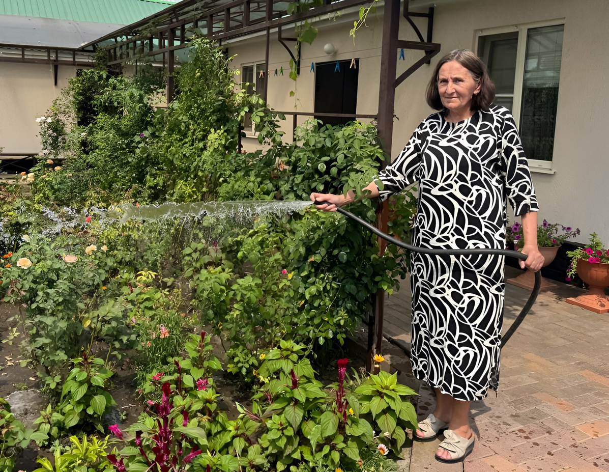 Воды теперь хватает и на полив, говорит жительница Адыге-Хабля Джамиля Абузярова. Фото автора.