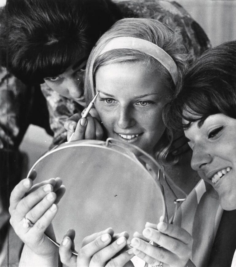 Линда Веско инструктирует Эдит и Пегги на «Ферме красоты», 17 августа 1963 года