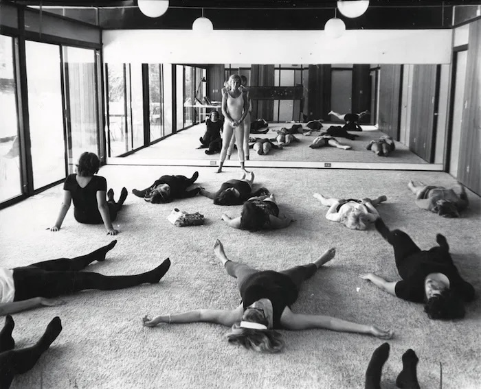 Джин Ингрэм, инструктор, ведет занятия по современным танцам в спортивном зале ранчо, 27 июня 1964 года. (Фото: Коллекция Valley Times/Публичная библиотека Лос-Анджелеса)