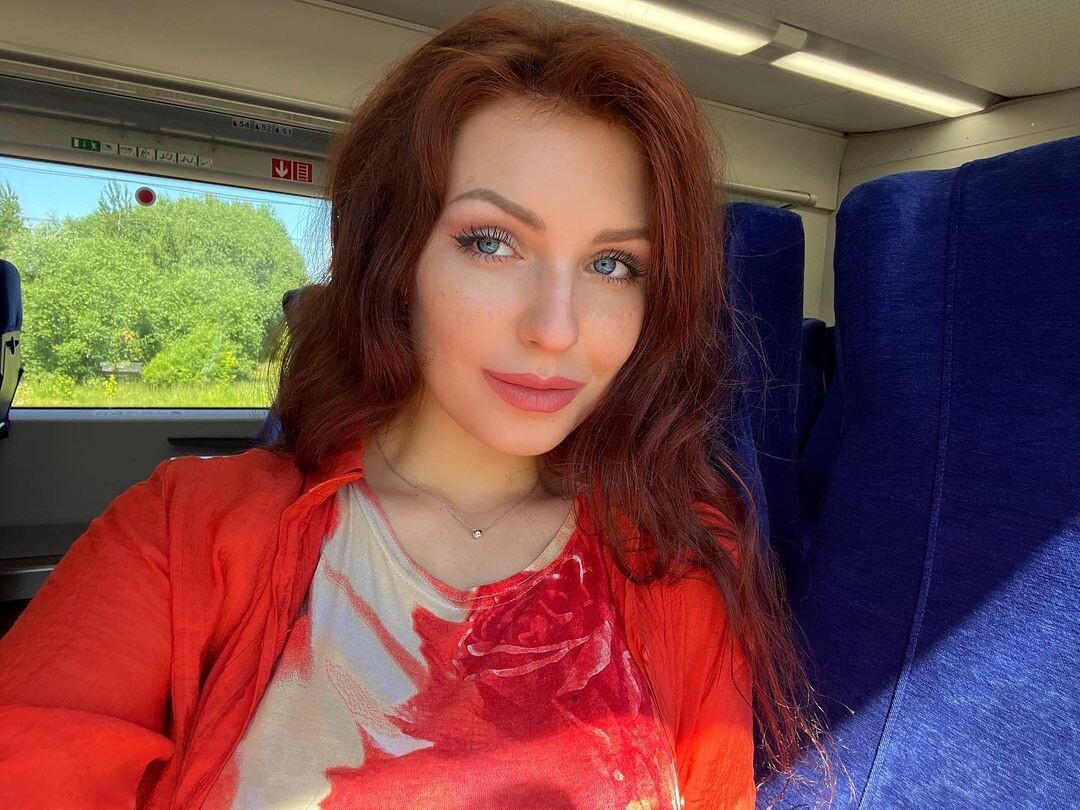 У Алисы - очень много поклонников во всем мире, на нее с огромным удовольствием делают реакции западные блогеры. Из интернета