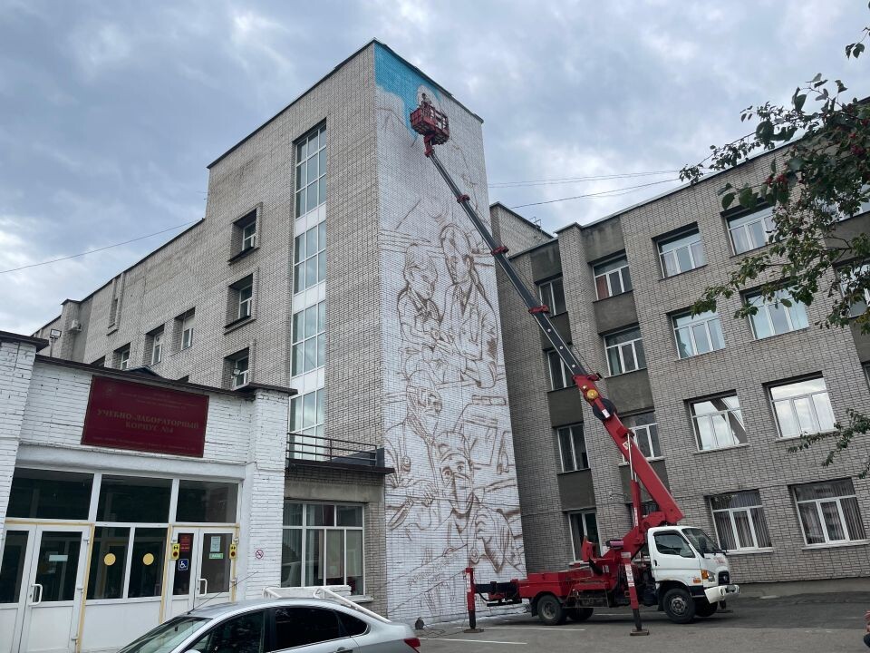    Мурал врачам на фасаде корпуса АГМУ. Источник: Виталий Барабаш