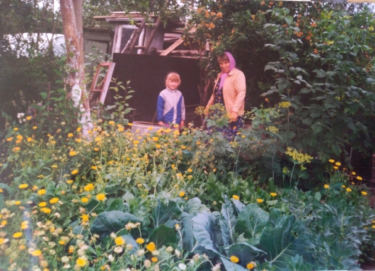 Мы с бабушкой в саду 30 лет назад