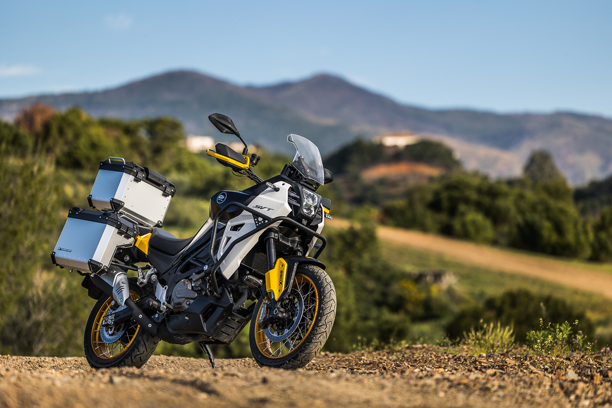 QJMOTOR SVT 650 пропитан духом приключений. Тем самым, что ведёт к новым горизонтам, к неизведанным местам, звукам и ощущениям. При этом с максимальным комфортом