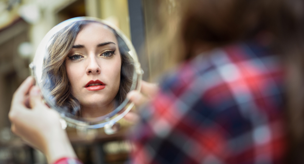 Почему собственное отражение в зеркале нам нравится больше, чем собственная фотография?