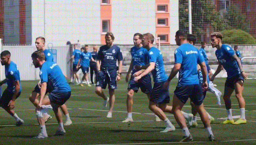 Сборная страны по футболу на площадке размером с парковочное место непонятно что тренирует вместе с белой тряпокой. Фото с "ВК Видео"