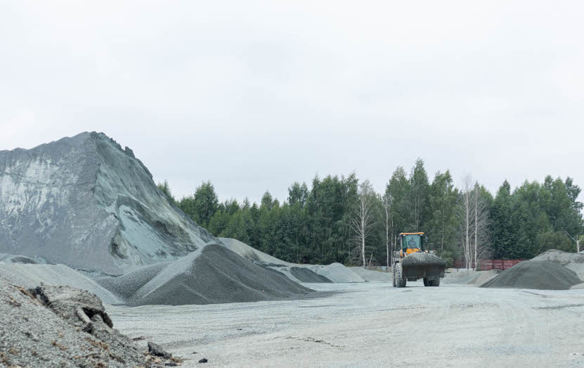  Дорожники в Удмуртии еще в межсезонье заготавливают горы щебня для будущего дорожного ремонта. Фото: Данил Иванов.