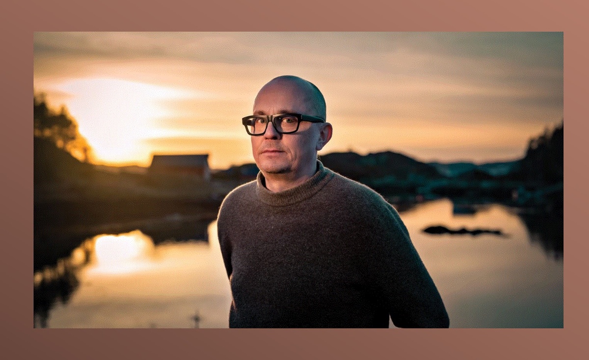 Самуэль Бьорк на фоне Хитры