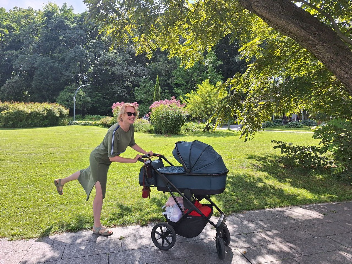 Гуляем в парке. Как удбно с коляской, ничего носить не надо)))