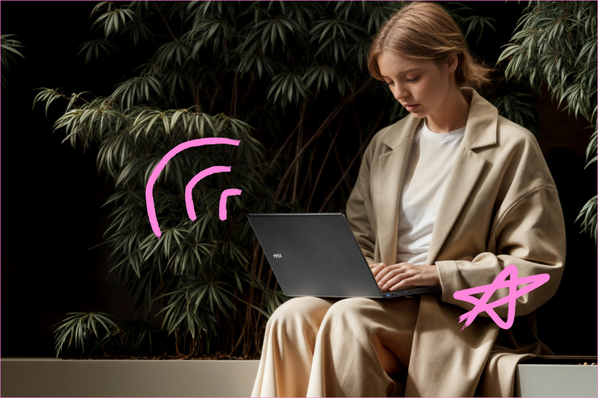 Студент работает с ноутбуком HIPER Workbook U26