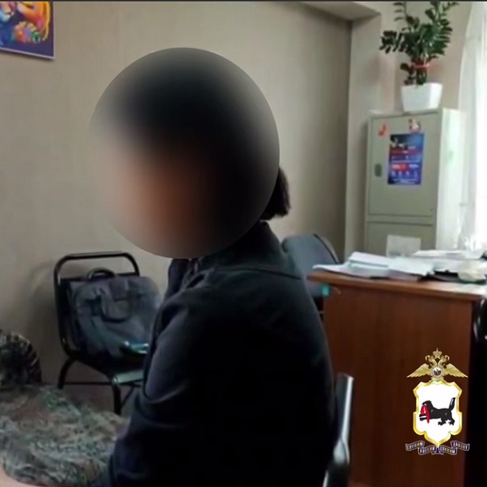 В Усолье-Сибирское доставили аферистку из Самарской области. Женщину подозревают в серии мошенничеств – она продавала несуществующий товар покупателям по всей России через мессенджер. С заявлением в Межмуниципальный отдел МВД России «Усольский» обратилась жительница города.