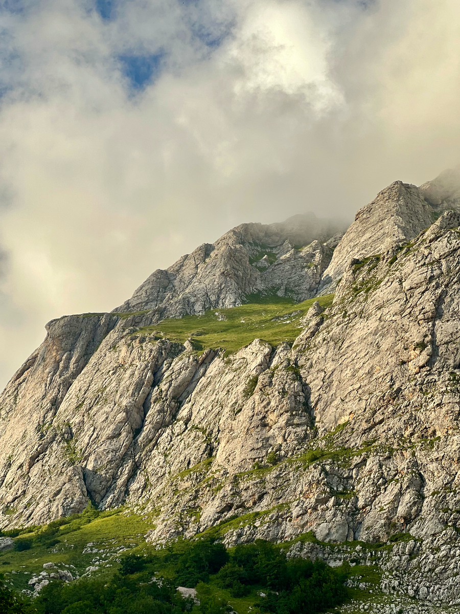 Скалы и облака