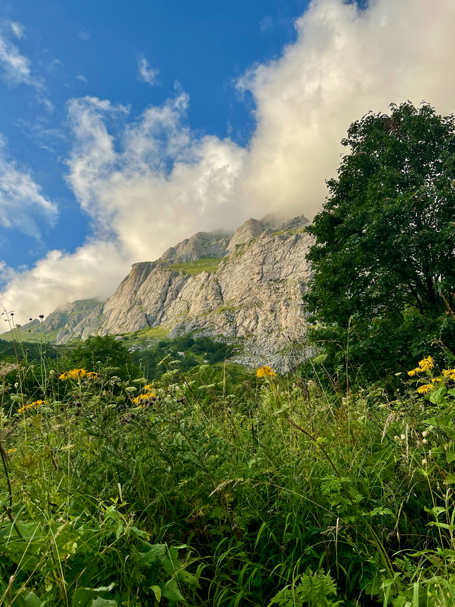 Скалы и облака