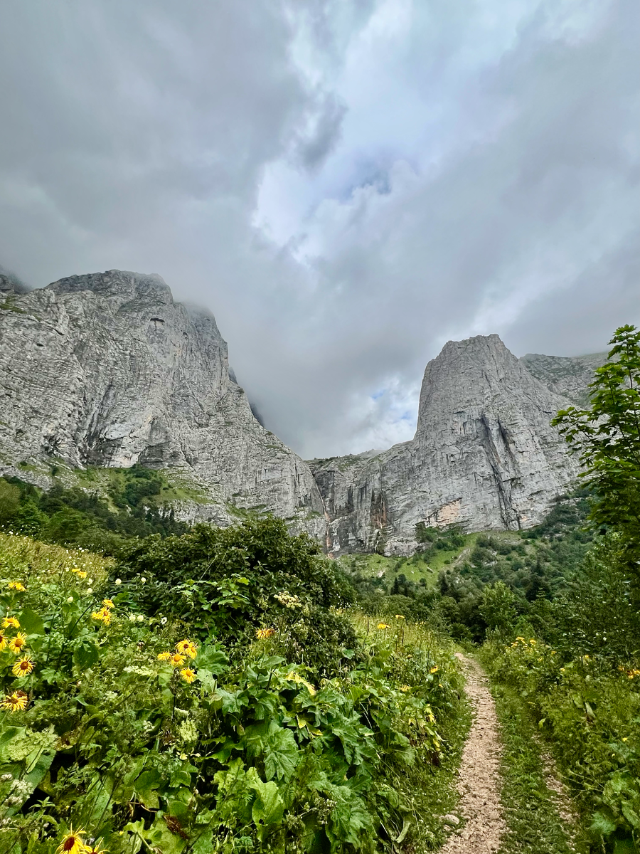 Пшехский (Фиштинский) водопад. Фотографии выполнены с разницей в 2 часа